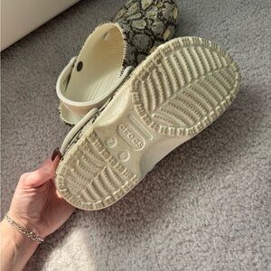 Crocs Classic Clog - Snake Print Beige